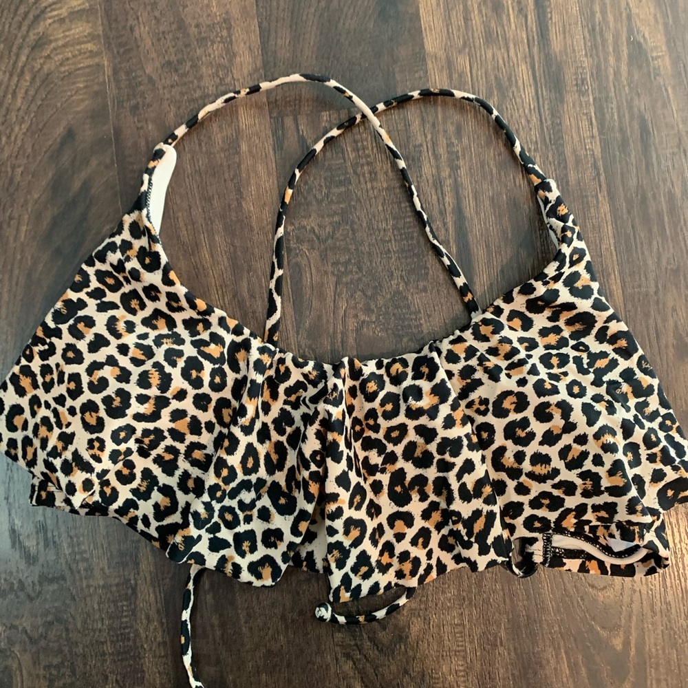 NWOT- women’s swimsuit top size medium